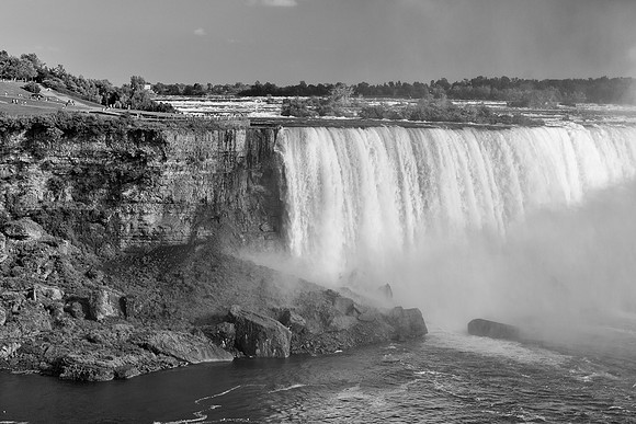 Horseshoe Falls (B&W version)