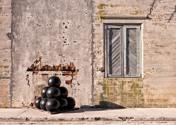 Pile of cannon balls