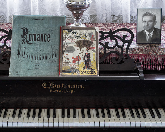 DeMores piano