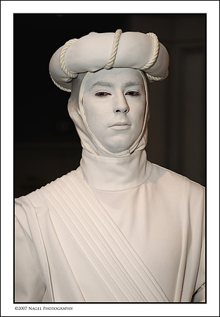 Living statue