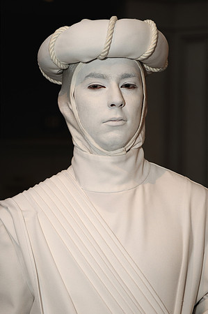 Living statue