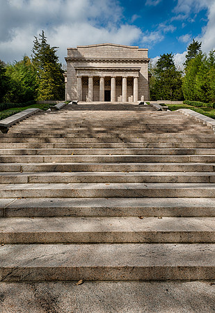 The First Lincoln Memorial